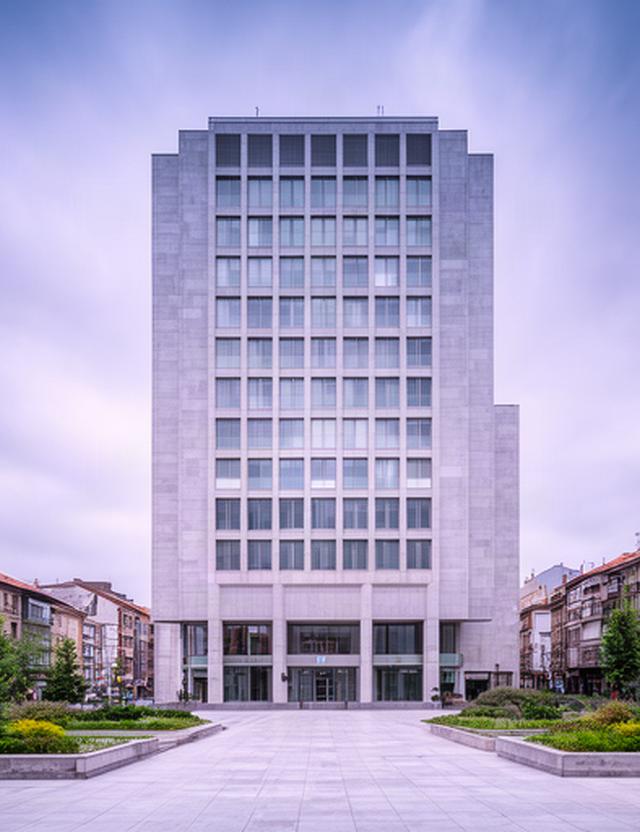 Edificio administrativo de Asturias visto desde una plaza urbana